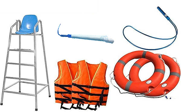 Có đầy đủ dụng cụ cứu hộ cần thiết sẽ góp phần giúp bạn xin được giấy phép kinh doanh bể bơi một cách dễ dàng hơn
